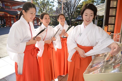 佐賀 佐嘉神社で破魔矢の準備 緋袴白書 備忘録