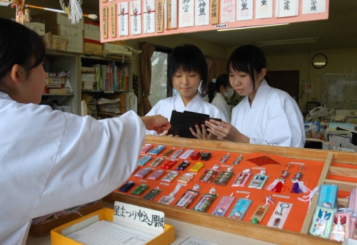 鹿児島県護国神社で巫女研修会とすす払い 緋袴白書 備忘録