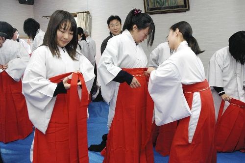 熊本 加藤神社で臨時巫女の衣装合わせ 緋袴白書 備忘録