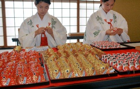 福岡 愛宕神社で初詣用のおみくじ作り 緋袴白書 備忘録