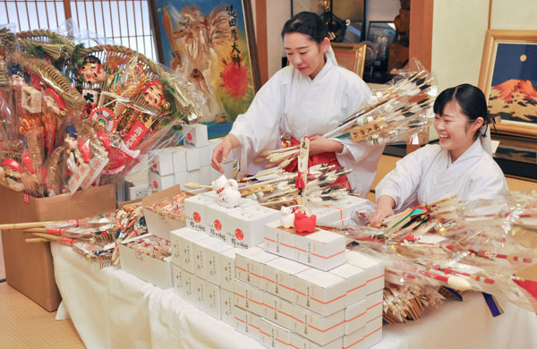 鈴鹿・椿大神社で縁起物の準備: 緋袴白書：備忘録