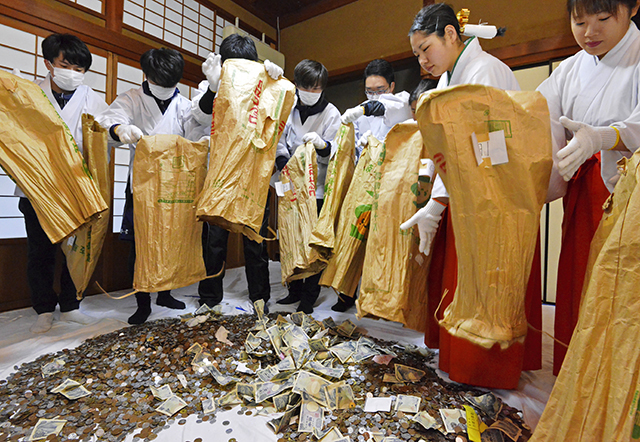 豊川・五社稲荷で巫女さんがだるま頒布: 緋袴白書：備忘録