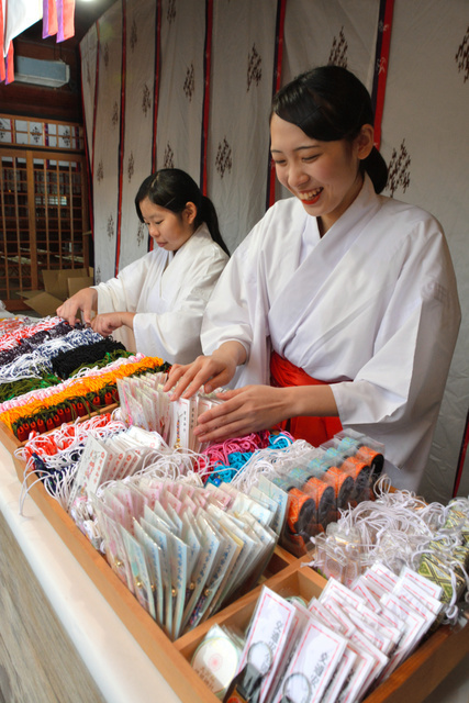 大分 県護国神社で初詣の準備 緋袴白書 備忘録