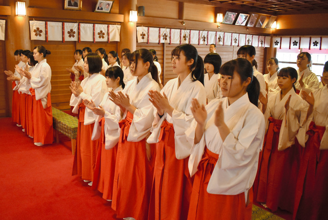 富山 日枝神社で臨時巫女の認証式 緋袴白書 備忘録