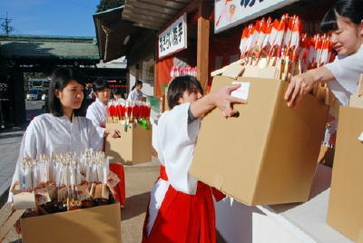 佐賀 佐嘉神社で助勤巫女が初詣準備 緋袴白書 備忘録