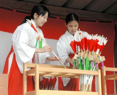 住吉大社で縁起物「住吉をどり」飾り付け: 緋袴白書：備忘録