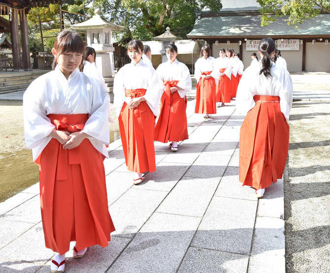 直方・多賀神社で巫女の研修: 緋袴白書：備忘録