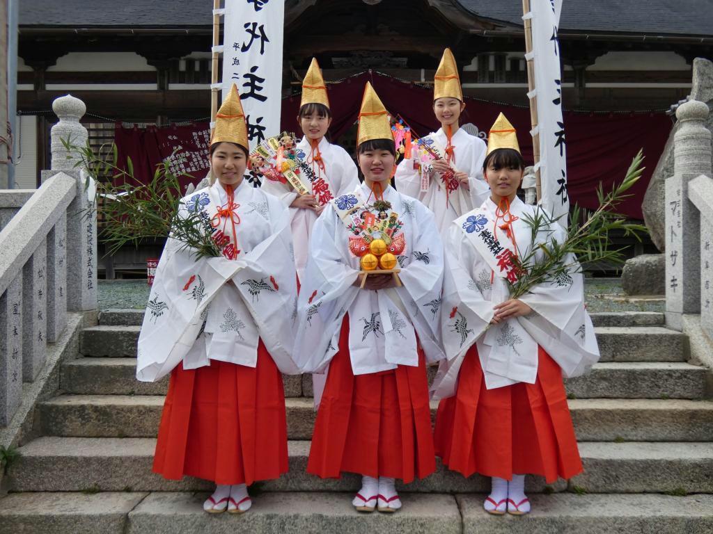 淡路・事代主神社で福娘のお披露目: 緋袴白書：備忘録